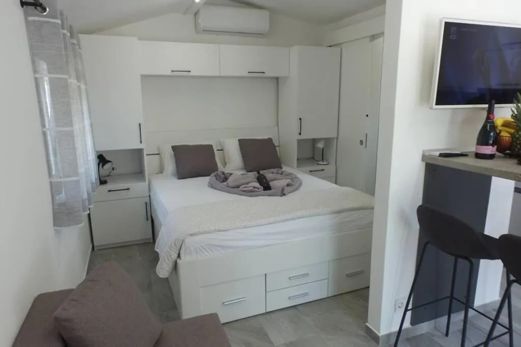 Apartment In Park Forest Soline Near The Sea Pjescana Uvala
